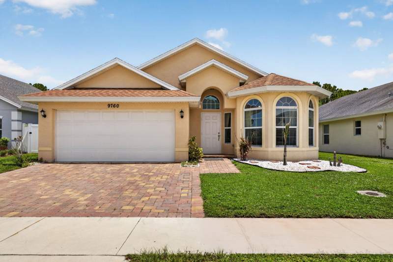 4 bedroom Single Family Residence at 9760 Palm Breezes Drive, Morningside Palm Breezes Club Phase 2A, Fort Pierce — photo 2