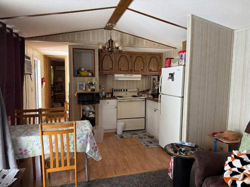 1 bedroom Mobile Home at 42 Palm Drive #42, Ramblewood Park, Lake Worth Beach — photo 4