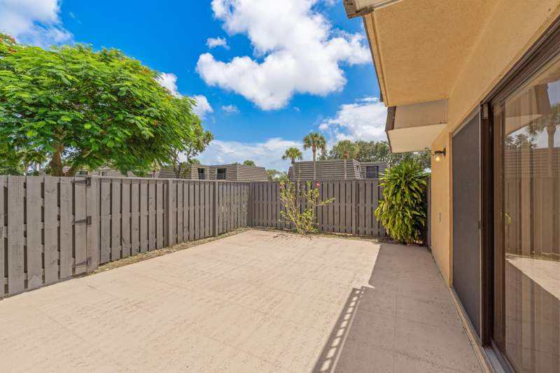 2 bedroom Townhouse at 915 9th Way, Village Of Sandalwood Lakes 1, West Palm Beach — photo 2