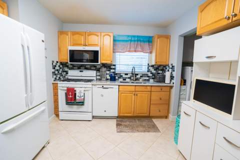 4386 Bamboo Drive, Palm Beach Gardens FL - photo 6 of 34
