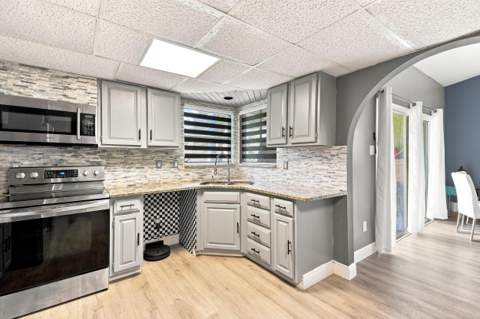 450 SE Thornhill Drive, Port St. Lucie FL - photo 9 of 40