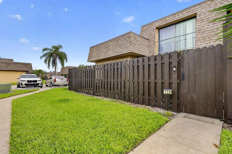 3 bedroom Townhouse at 1201 Waterview Circle #12a, Waterview Estates, Palm Springs — photo 2