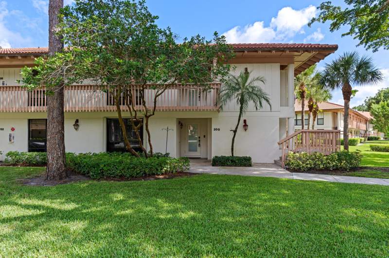 2 bedroom Condominium at 200 Brackenwood Terrace, Golf Villas Condo, Palm Beach Gardens — photo 2