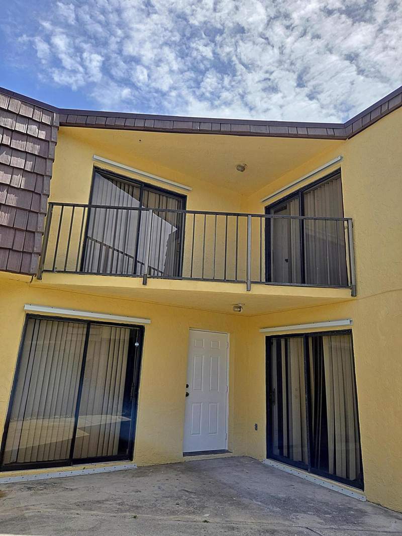 2 bedroom Townhouse at 22 Springdale Circle, Springdale Homes, Palm Springs — photo 3