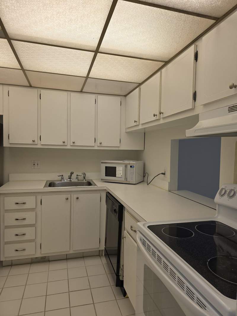 1 bedroom Condominium at 470 Executive Center Drive #2k, Breakwaters Of The Palm Beaches Condo, West Palm Beach — photo 5