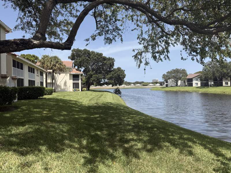 2 bedroom Condominium at 7206 Glenmoor Drive, Sterling Villages Of Palm Beach Lakes Condo, West Palm Beach — photo 2