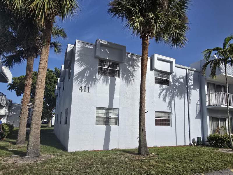 1 bedroom Condominium at 411 Executive Center Drive #210, Clear Lake Palms Condo, West Palm Beach — photo 2