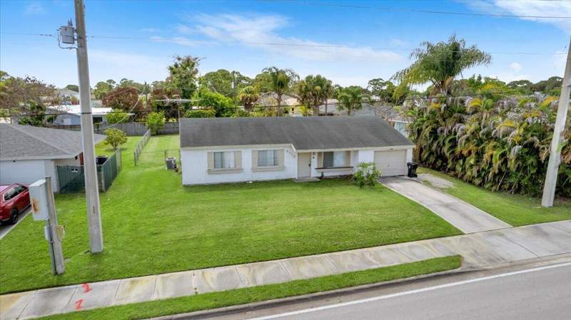 3 bedroom Single Family Residence at 2118 SW Airoso Boulevard, Port St Lucie Section 18, Port St. Lucie — photo 5