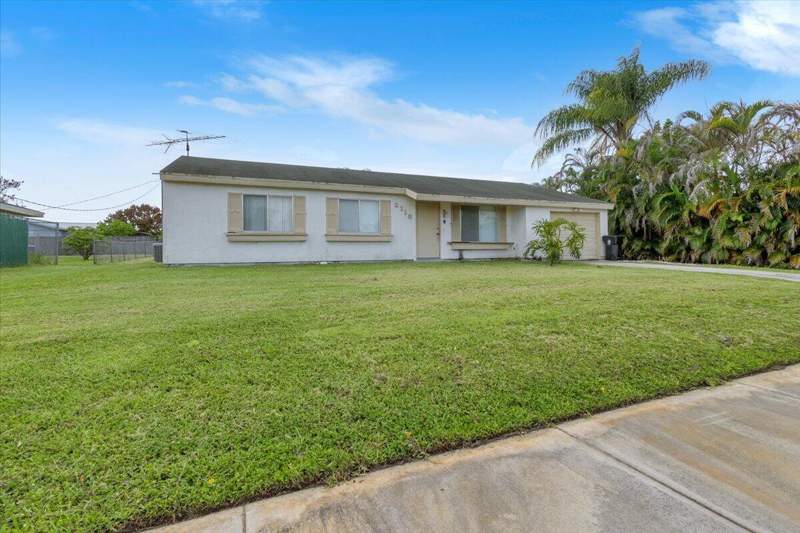 3 bedroom Single Family Residence at 2118 SW Airoso Boulevard, Port St Lucie Section 18, Port St. Lucie — photo 3