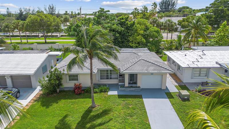 2 bedroom Single Family Residence at 8604 NW 57th Court, Mainlands Of Tamarac Lakes, Tamarac — photo 2