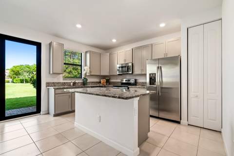5323 Santa Maria Avenue, Boynton Beach FL - photo 8 of 38