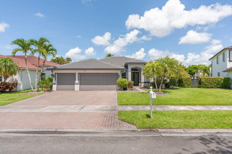 5 bedroom Single Family Residence at 5617 NW 106th Way, Kensington North, Coral Springs — photo 2