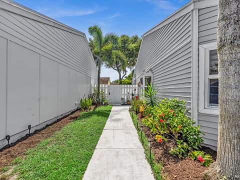 8 Hawthorne Lane, Boynton Beach FL - photo 7 of 77
