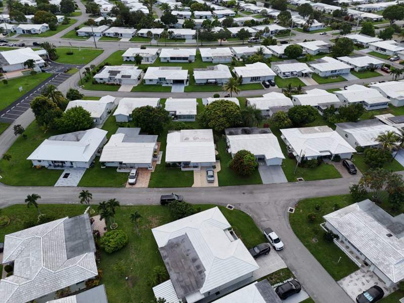 3 bedroom Single Family Residence at 7105 NW 68th Avenue, Mainlands Of Tamarac Lakes, Tamarac — photo 4