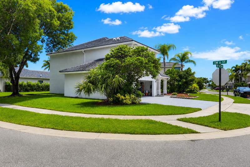 5 bedroom Single Family Residence at 609 SW 167th Way, Pembroke Shores, Pembroke Pines — photo 2