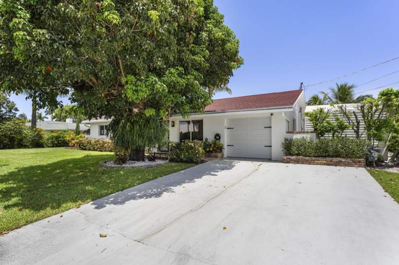4 bedroom Single Family Residence at 8416 Pine Tree Lane, Lake Clarke Waterway Estates 1, Lake Clarke Shores — photo 3
