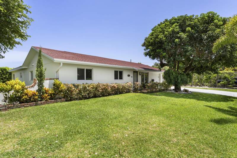 4 bedroom Single Family Residence at 8416 Pine Tree Lane, Lake Clarke Waterway Estates 1, Lake Clarke Shores — photo 4