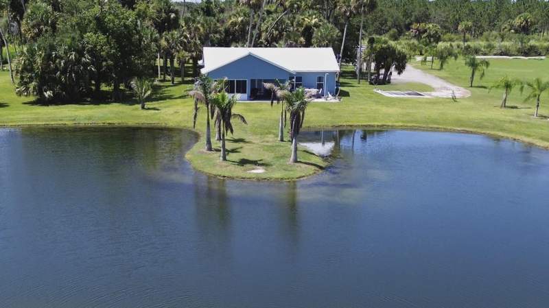 2 bedroom Single Family Residence at 18601 Orange Avenue, Metes And Bounds, Fort Pierce — photo 3