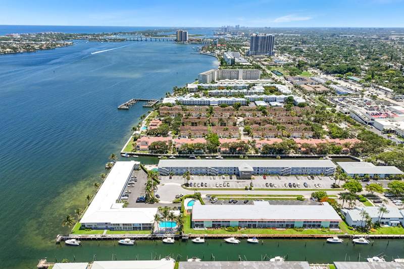 2 bedroom Condominium at 117 Lehane Terrace #211, Hampshire Arms Cond Apts Unit 211, North Palm Beach — photo 2
