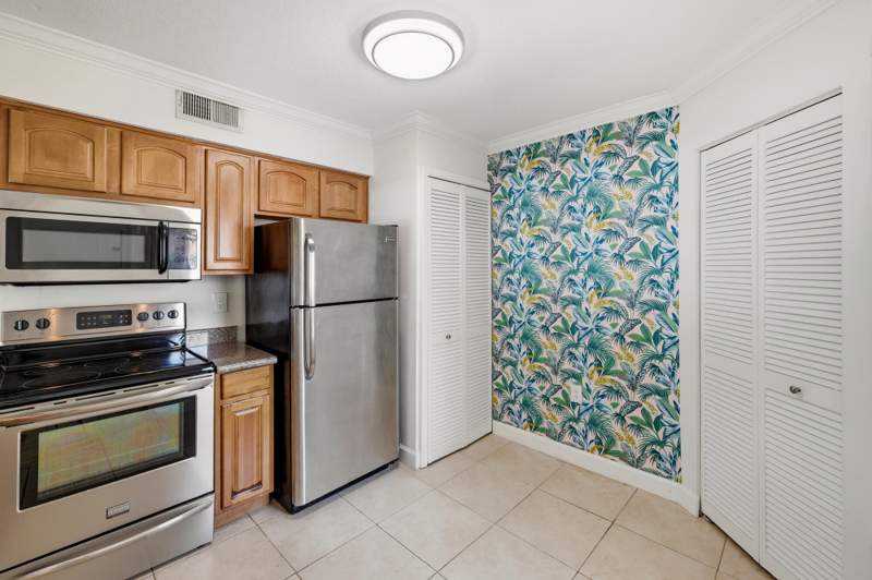 2 bedroom Condominium at 20101 Glenmoor Drive, Sterling Villages Of Palm Beach Lakes Condo, West Palm Beach — photo 4