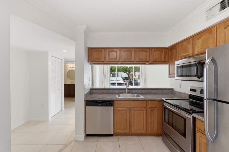 2 bedroom Condominium at 20101 Glenmoor Drive, Sterling Villages Of Palm Beach Lakes Condo, West Palm Beach — photo 5