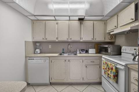 330 Wellington G, West Palm Beach FL - photo 8 of 39