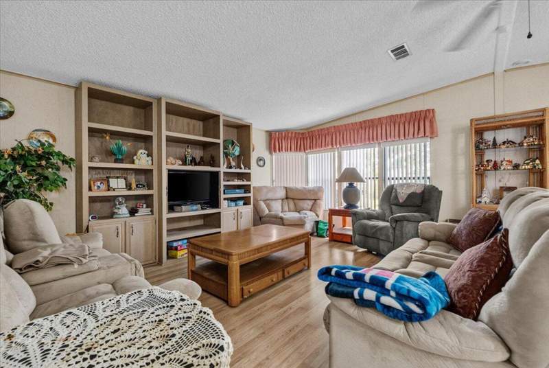 2 bedroom Manufactured Home at 6578 NW 37th Avenue, K S Park, Coconut Creek — photo 4