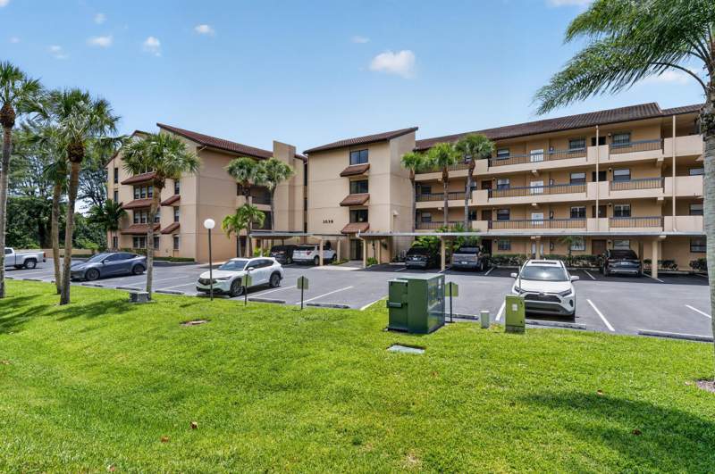 2 bedroom Condominium at 1036 US Highway 1 #121, Marina Bay Cond Decl Filed 3-20-81, North Palm Beach — photo 4