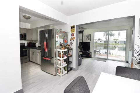 8103 NW 58th Place, Tamarac FL - photo 7 of 30