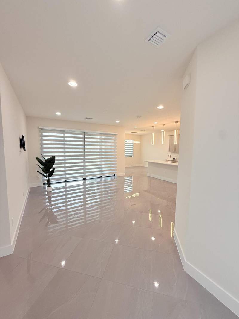 4 bedroom Single Family Residence at 7181 Villamar Way, Toscana Isles Pud Pl, Lake Worth — photo 4