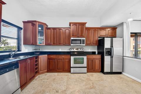 1620 Presidential Way #402, West Palm Beach FL - photo 8 of 43