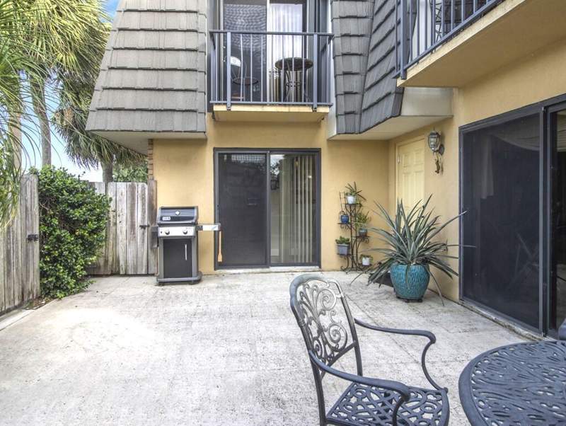 2 bedroom Townhouse at 1010 10th Way, Village Of Sandalwood Lakes 1, West Palm Beach — photo 2