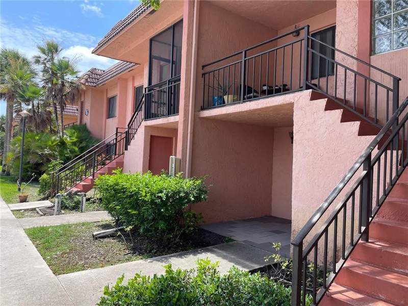 2 bedroom Condominium at 235 Lakeview Drive #102, Racquet Club Apartments At, Weston — photo 2