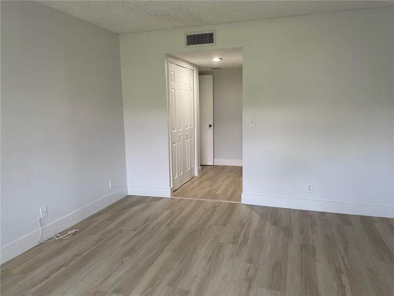2 bedroom Condominium at 235 Lakeview Drive #102, Racquet Club Apartments At, Weston — photo 4