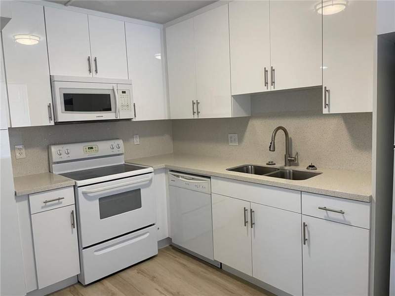 2 bedroom Condominium at 235 Lakeview Drive #102, Racquet Club Apartments At, Weston — photo 5