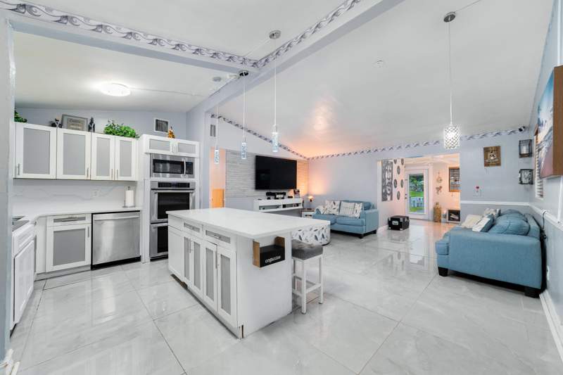 4 bedroom Single Family Residence at 735 Hibiscus Drive, Palm Beach Colony Secs 1 And 2, Royal Palm Beach — photo 5