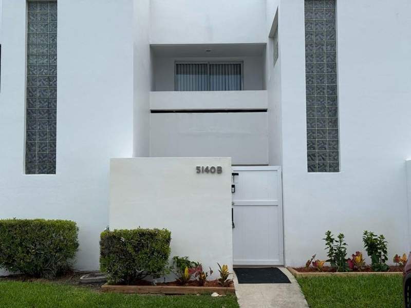 2 bedroom Townhouse at 5140 Elmhurst Road #B, Park Place Townhomes, West Palm Beach — photo 2