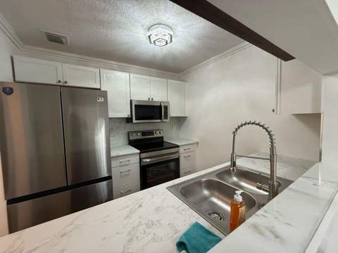 5140 Elmhurst Road #B, West Palm Beach FL - photo 8 of 23
