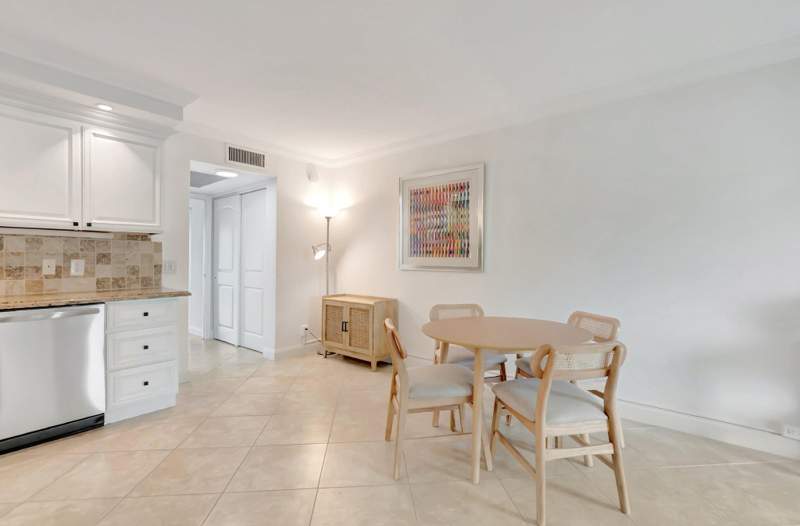 1 bedroom Condominium at 1072 Yarmouth Drive, Yarmouth At Century Village Condo, Boca Raton — photo 5