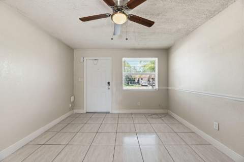 4888 Prince Drive, Lake Worth Beach FL - photo 6 of 30