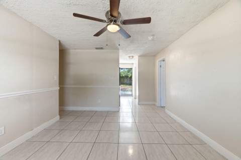 4888 Prince Drive, Lake Worth Beach FL - photo 7 of 30