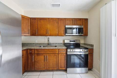 4888 Prince Drive, Lake Worth Beach FL - photo 8 of 30