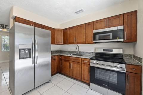 4888 Prince Drive, Lake Worth Beach FL - photo 10 of 30