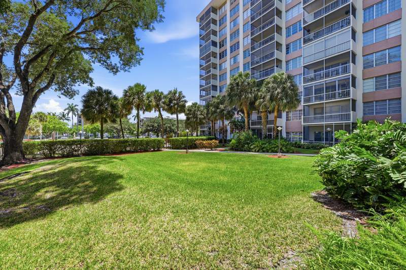 2 bedroom Condominium at 10777 W Sample Road #407, Country Club Tower Of Coral, Coral Springs — photo 4