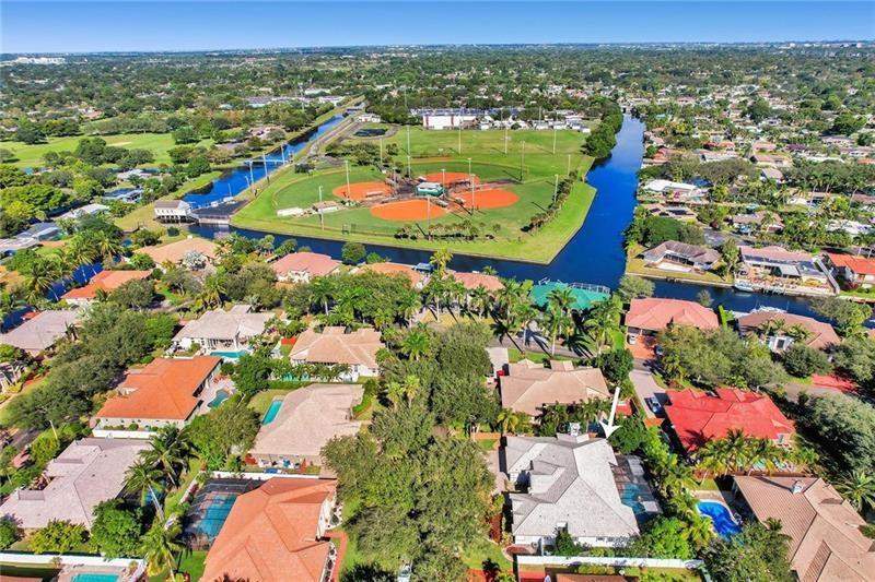 5 bedroom Single Family Residence at 2030 SW 62nd Avenue, Isla Del Sol, Plantation — photo 3