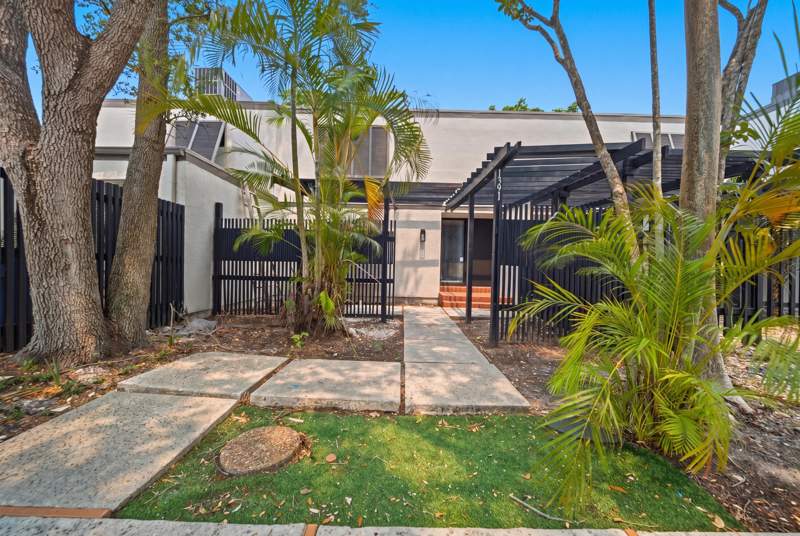 3 bedroom Townhouse at 1391 E GOLFVIEW Drive #1391, EVERGLADES SUGAR & LAND CO, Pembroke Pines — photo 2