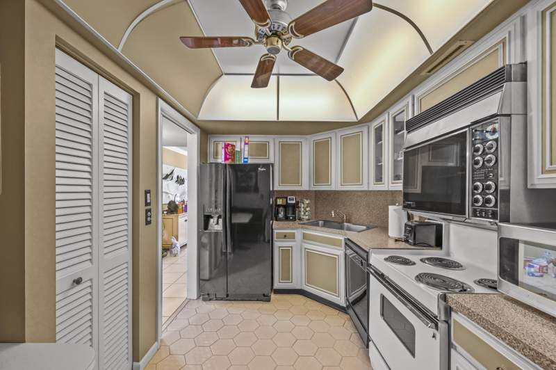 2 bedroom Condominium at 2425 Presidential Way #1006, Lands Of The President Condo 7, West Palm Beach — photo 5