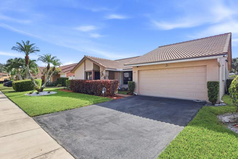 4 bedroom Single Family Residence at 700 NW 102nd Way, Nob Hill Estates 2 Sec, Plantation — photo 3