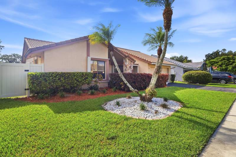 4 bedroom Single Family Residence at 700 NW 102nd Way, Nob Hill Estates 2 Sec, Plantation — photo 4