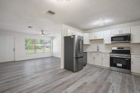 911 SE Dolphin Drive, Stuart FL - photo 12 of 25